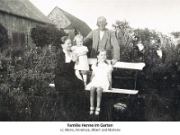 b136 - Familie Henne im Garten, v.l. Marie, Anneliese, Albert und Marlene